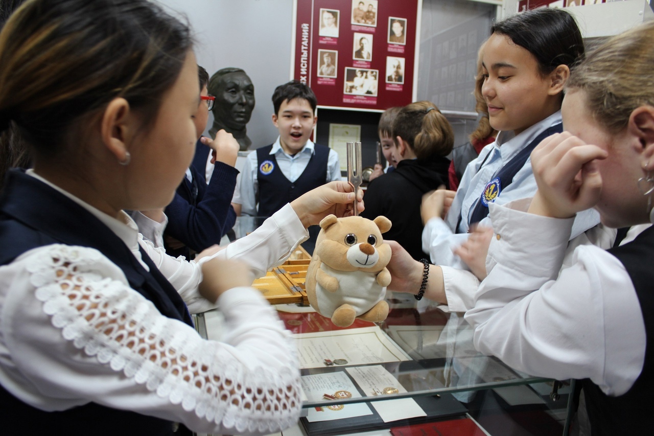 Юные школьники посетили Музей истории здравоохранения вместе со своим талисманом