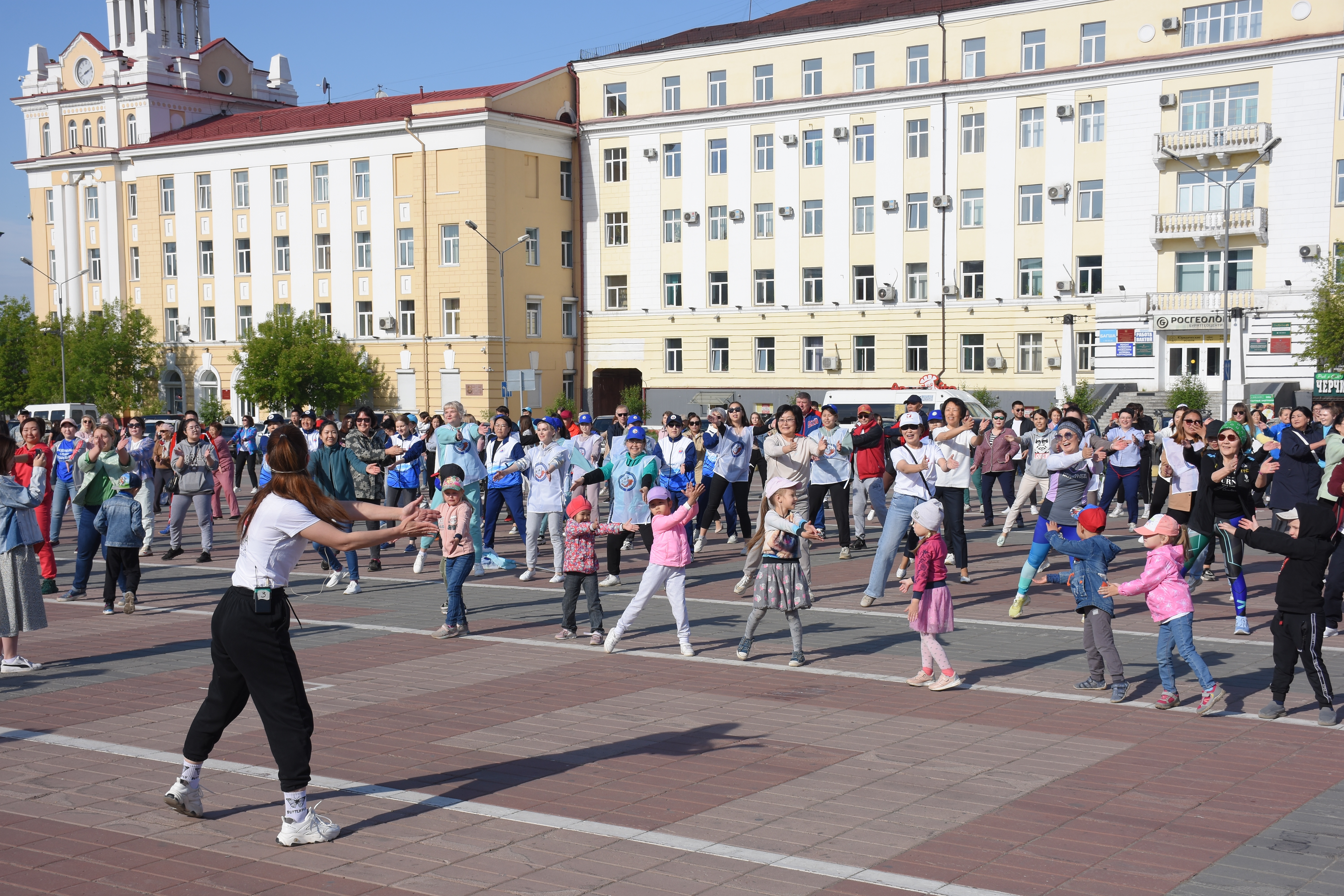 Сегодня во Всемирный день без табака на площади Советов прошла городская зарядка «Мы за ЗОЖ», организованная Комитетом по социальной и молодежной политике Администрации г. Улан-Удэ совместно 